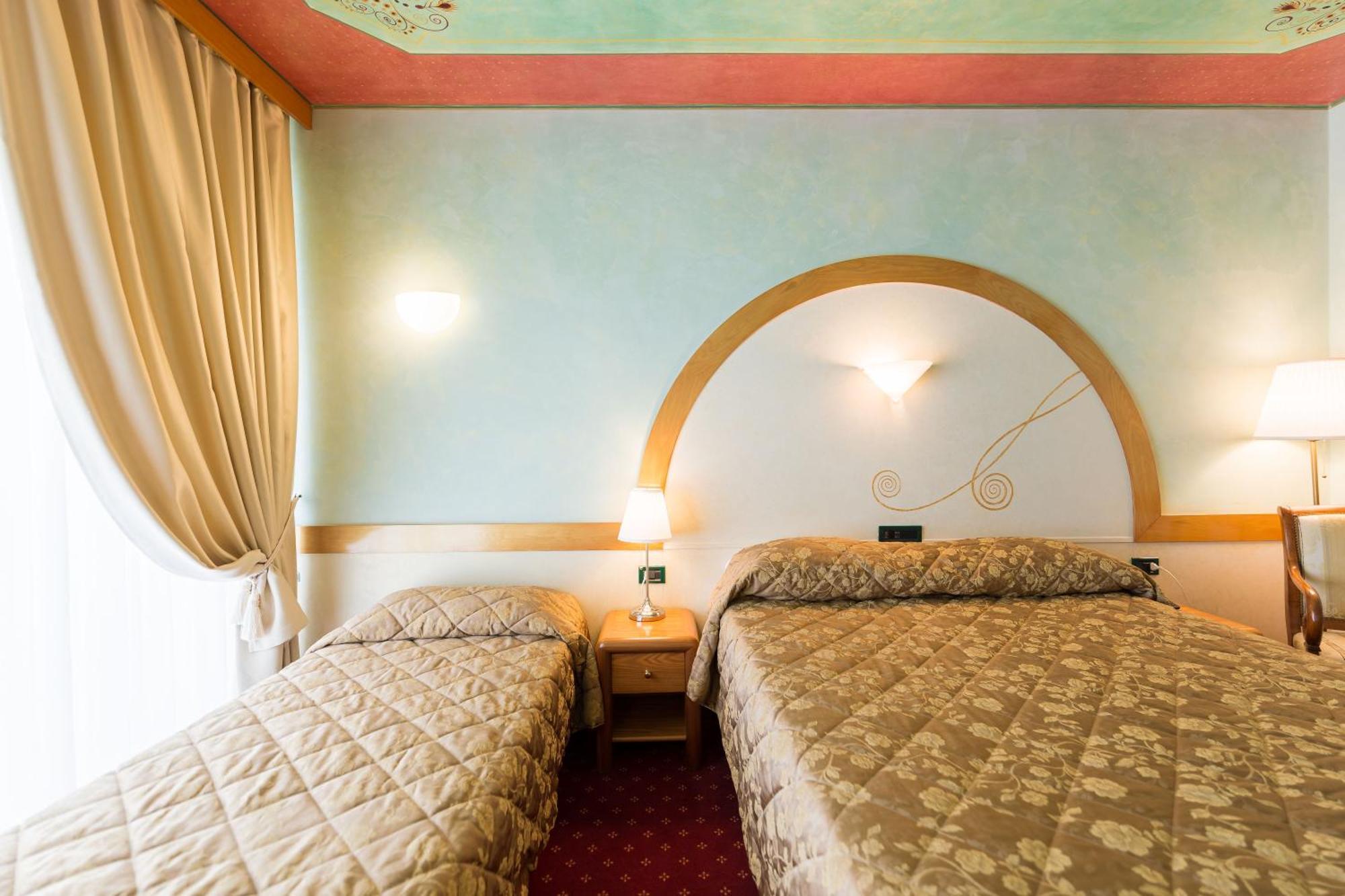 Hotel Aquila D'Oro Desenzano Desenzano del Garda Quarto foto