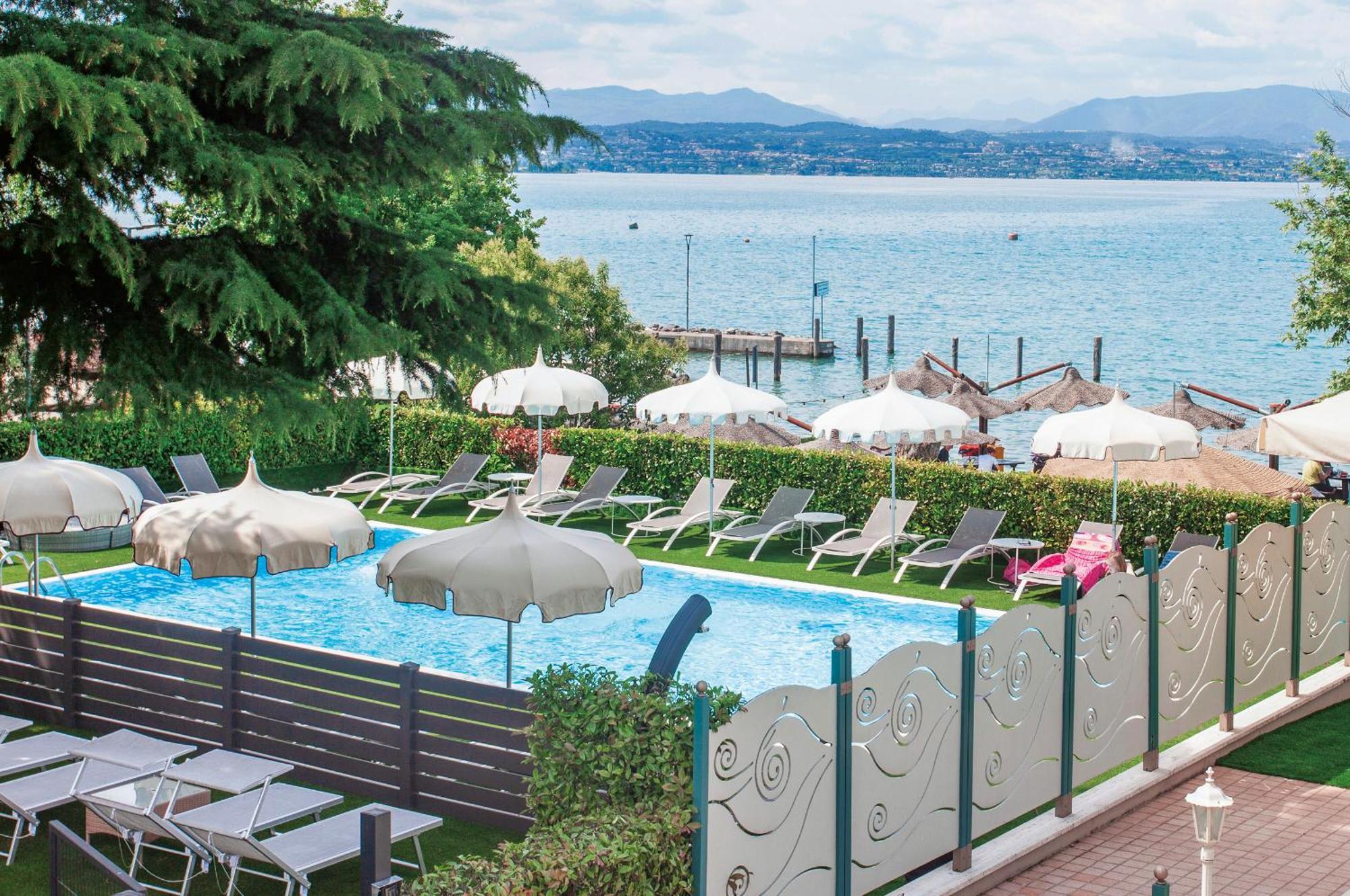 Hotel Aquila D'Oro Desenzano Desenzano del Garda Exterior foto